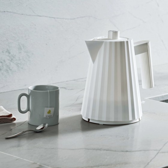 Alessi-Plisse-Wasserkocher-1-l-weiss-Situation