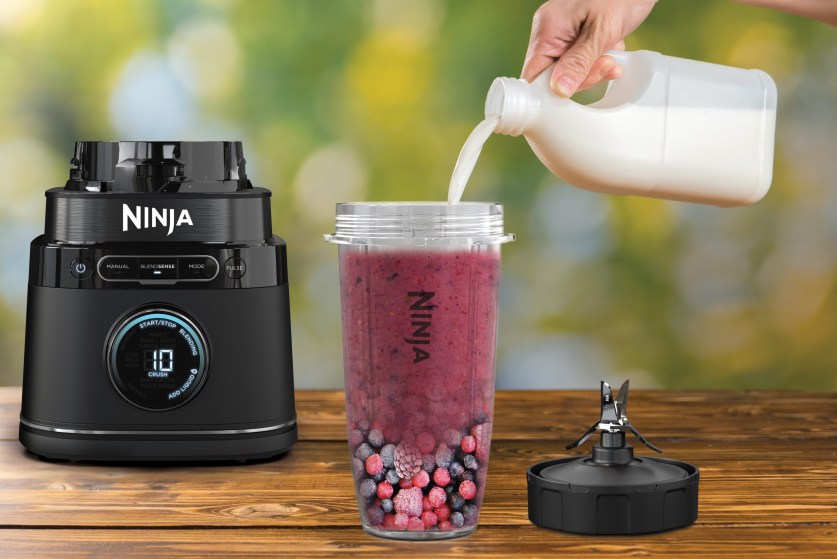 Ninja-R-TB301UK-InUse-OutsideTable-PourMilk-PreMix-Cup-1-scaled
