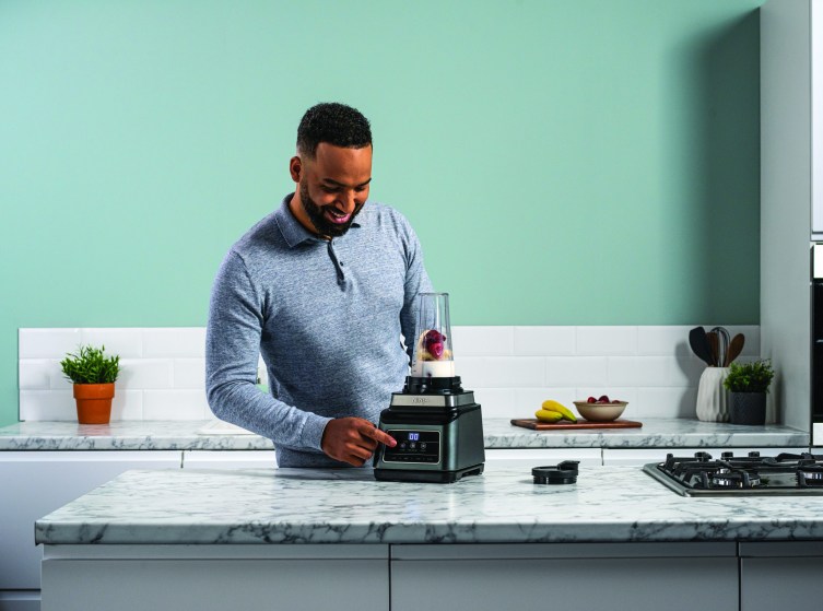 Ninja_2in1_Blender_BN750UK_Pressing_Button_Cup_013_1793_CMYK-scaled
