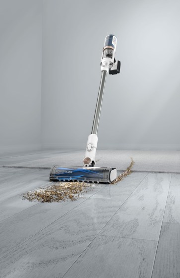 R_BU3521EU_InUse_LivingRoom_Angled_Debris_Carpet_Hardwood-scaled2