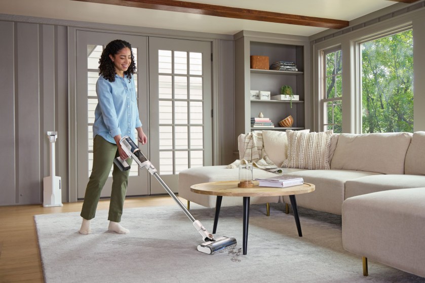 R_BU3521EU_InUse_LivingRoom_Rug_DustClean_Woman-scaled5