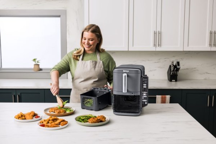R_SL451EU_InUse_Kitchen_OnCounter_ServingFood_Woman-600x400