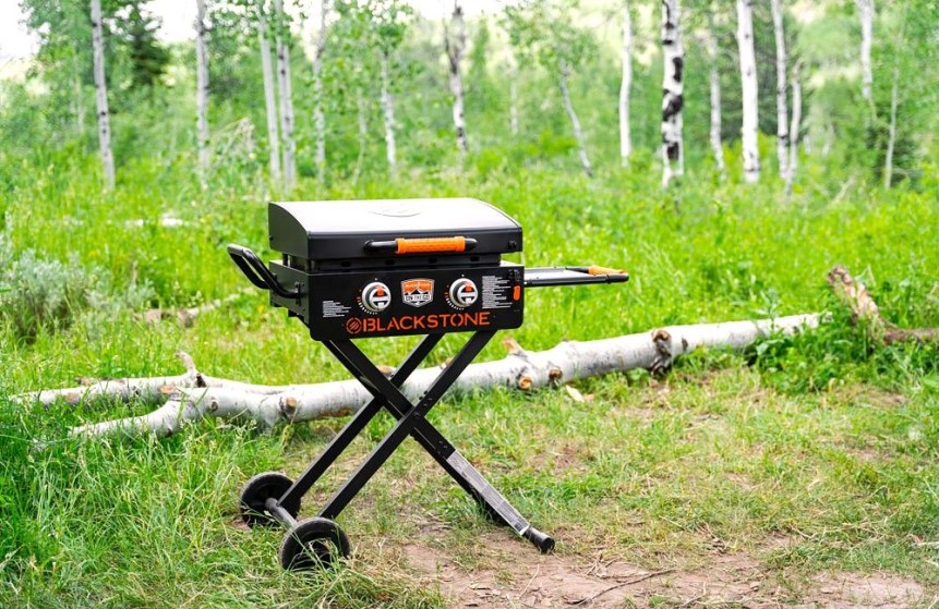 blackstone_22_omnivore_griddle_flexfoldlegs_hood_2350dk_03