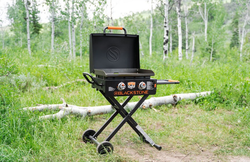 blackstone_22_omnivore_griddle_flexfoldlegs_hood_2350dk_04