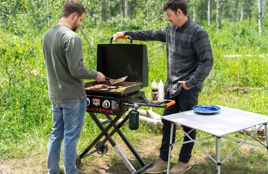 blackstone_22_omnivore_griddle_flexfoldlegs_hood_2350dk_06